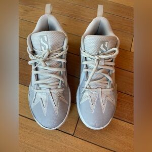 Woman’s PUMA Scoot Zero Basketball Shoes – Light Gray Size 7